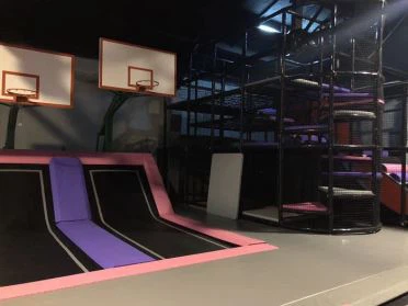 트램 폴린 파크의 농구 트램펄린 지역